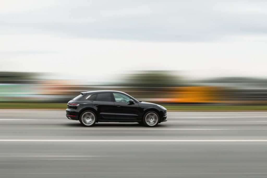 Une voiture qui roule trop vitesse et surconsomme du carburant